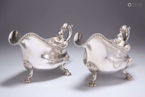 UNE JOLIE PAIRE DE SAUCEBOATS EN ARGENT DE GEORGE III, par P...