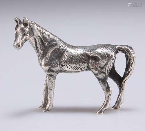 MODELE DE CHEVAL EN ARGENT FONDU, estampillé 925. 5,2cm de l...