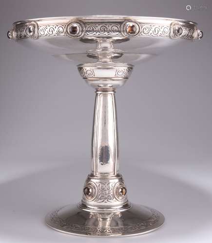 RARE TAZZA EN ARGENT D'ARTS ET D'ARTISANAT, par Liberty & Co...