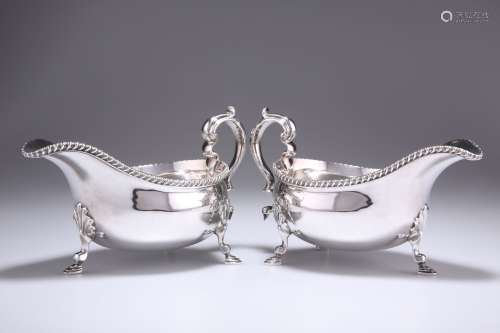 PAIRE DE SAUCEBOATS EDWARDIENS EN ARGENT, par Thomas Bradbur...