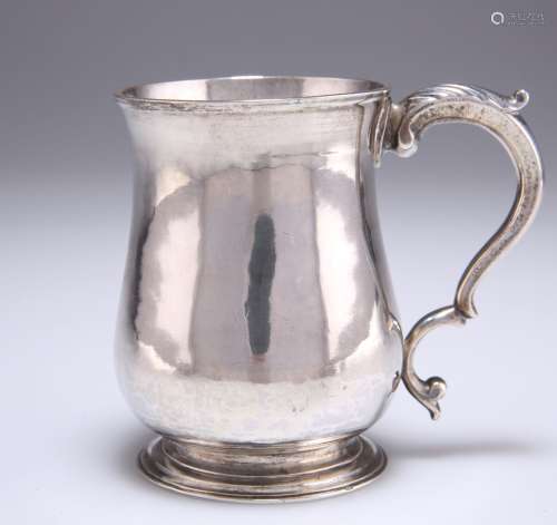 TASSE EN ARGENT GEORGE III, par William & James Priest, Lond...