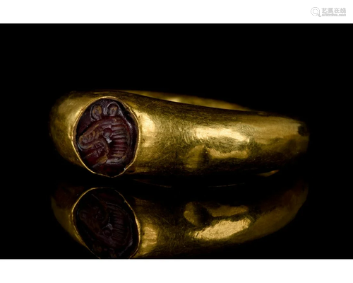 ROMAN GOLD AND GARNET INTAGLIO RING WITH BEAST