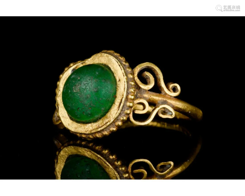 LATE ROMAN GOLD AND GLASS RING - EX CHRISTIE