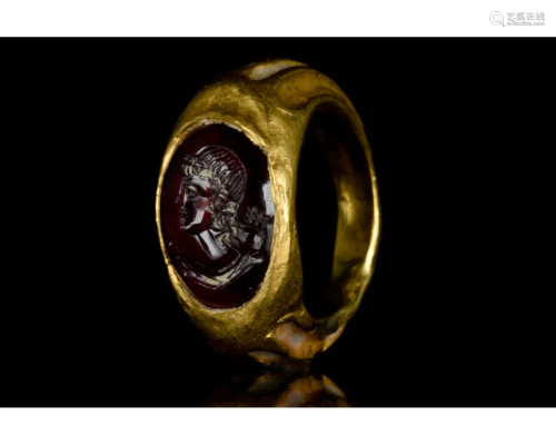 ROMAN GOLD AND GARNET INTAGLIO RING WITH DIANA