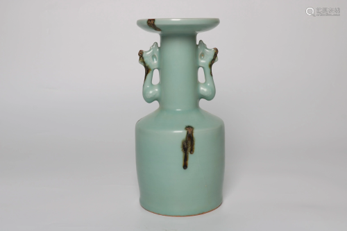 A CELADON LONGQUAN-GLAZED VASE.SONG PERIOD