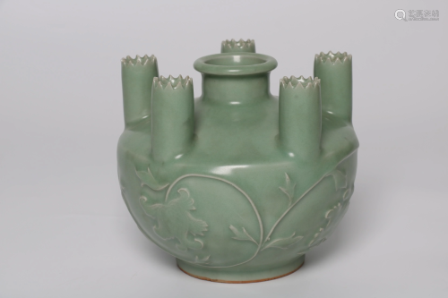 A CELADON LONGQUAN-GLAZED VASE.SONG PERIOD