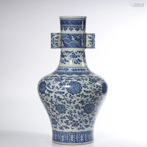 A BLUE AND WHITE VASE.QING PERIOD