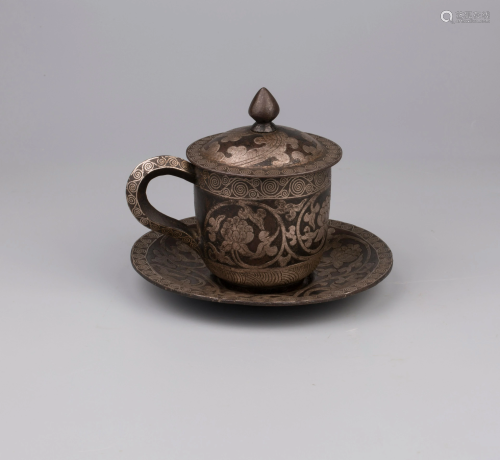 A WHITE GOLD-INLAID IRON TEACUP AND STAND.QING PERIOD