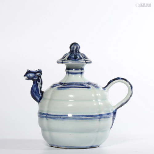 A BLUE AND WHITE WINGPOT AND COVER.MING PERIOD
