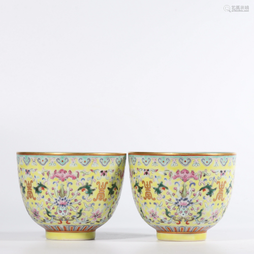 A PAIR OF YELLOW-GROUND FAMILLE-ROSE BOWLS.MARK OF