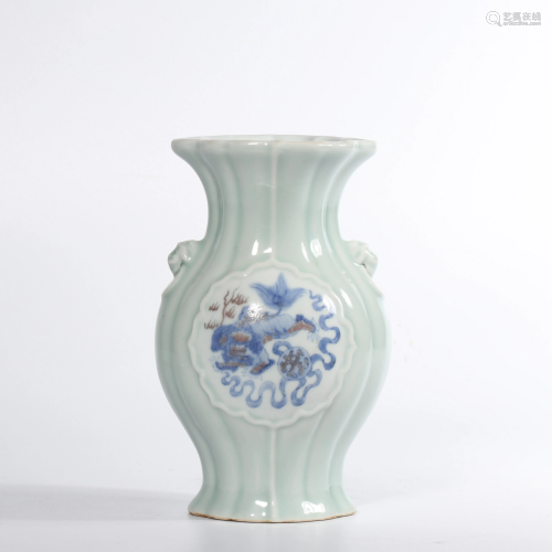 AN IRON-RED BLUE AND WHITE VASE.QING PERIOD