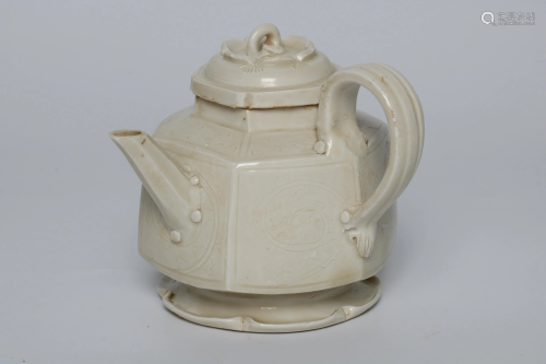 A WHITE-GLAZED DINGYAO TEAPOT AND COVER.SONG PERIOD