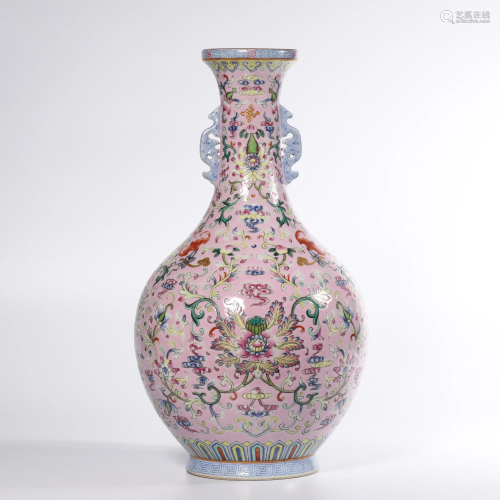 A CORAL-GROUND FAMILLE-ROSE VASE.MARK OF JIAQING