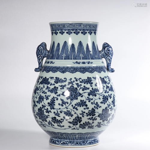 A BLUE AND WHITE VASE.QING PERIOD