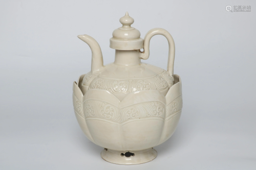 A WHITE-GLAZED DINGYAO WINEPOT AND COVER.SONG PERIOD