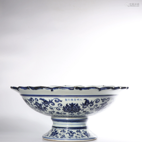 A BLUE AND WHITE STEMBOWL.MING PERIOD