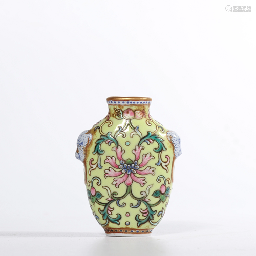 A YELLOW-GROUND FAMILLE-ROSE SNUFF BOTTLE.MARK OF