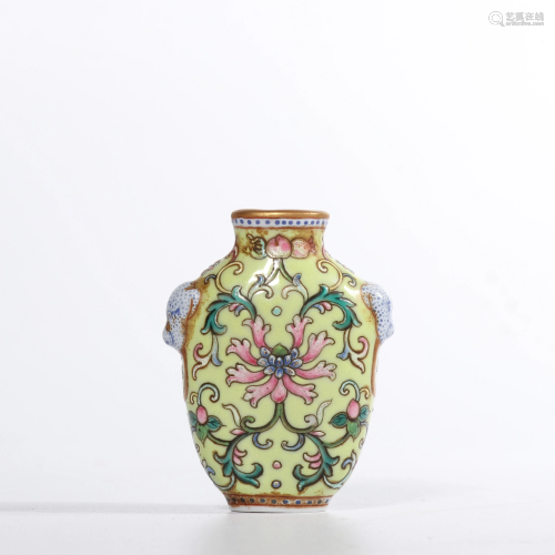 A YELLOW-GROUND FAMILLE-ROSE SNUFF BOTTLE.MARK OF