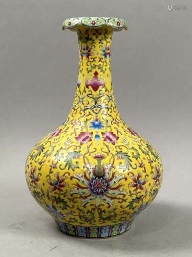 大清嘉庆款洋彩花口瓶Chinese famille rose yellow ground vase....