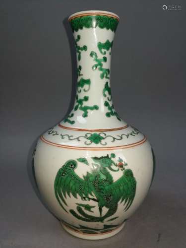 清代后期绿彩团凤纹赏瓶