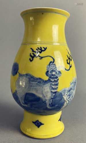 清早期风格黄釉海兽纹青花敞口瓶
