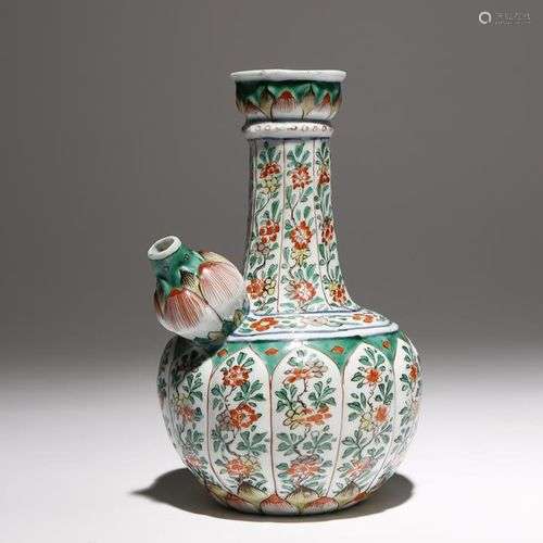 FAMILLE VERTE CHINOISE KENDI KANGXI 1662-1722 Le corps est m...