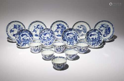 COLLECTION D'OBJETS CHINOIS EN BLEU ET BLANC KANGXI 1662-172...