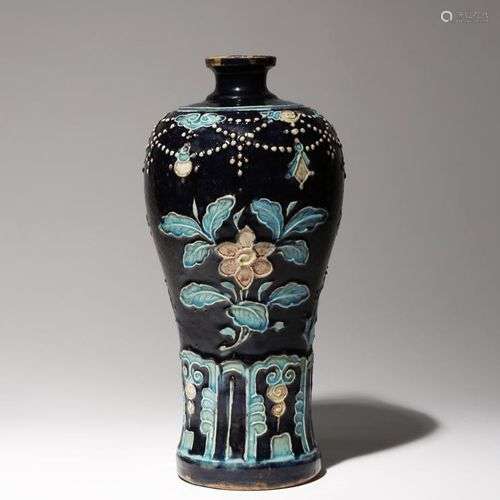 VASE FAHUA CHINOIS, MEIPING 16e SIÈCLE Décoré en relief de d...