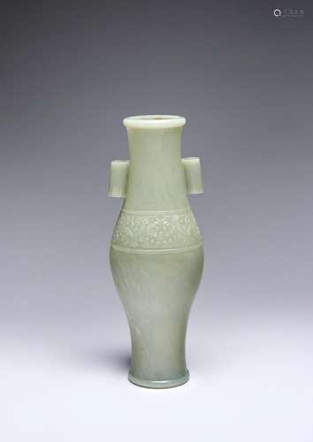 UN PETIT VASE OVOÏDE EN JADE CELADON CHINOIS DU 18e SIÈCLE L...