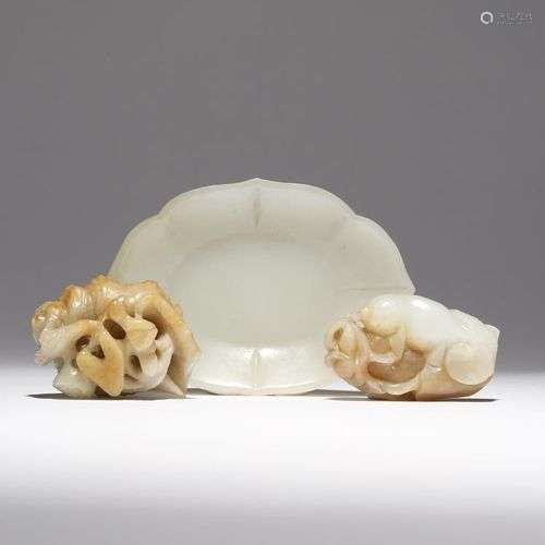 TROIS PETITS OBJETS EN JADE CELADON CHINOIS DYNASTIE QING L'...