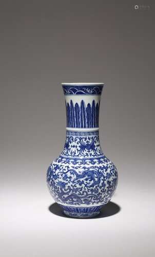 VASE DE POTERIE CHINOIS BLEU ET BLANC 