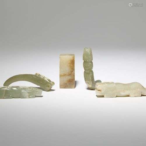 CINQ PETITES CARACTÉRISTIQUES EN JADE CELADON ARCHAISTIQUE C...