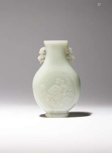 VASE EN JADE PALE DE CELADON CHINOIS EN FORME DE POIRE DYNAS...