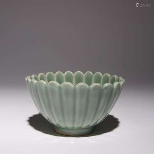 UNE BONNE VERRE DE CELADON 'CHRYSANTHEMUM' LONGQUAN CHINOISE...