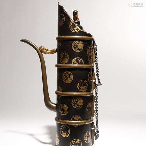 RARE EWER ET COUVERCLE EN LAQUE DORÉE ET NOIRE DE TYPE TIBET...