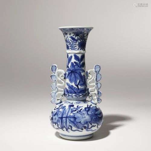 VASE DE TYPE BOUTEILLE EN VERRE VÉNÉTIEN BLEU ET BLANC CHINO...