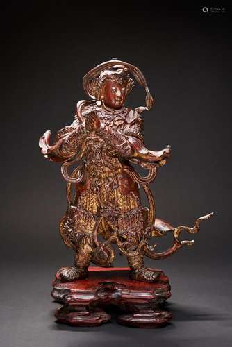 GRANDE FIGURE CHINOISE EN LAQUE ET BRONZE DORÉE DE LA DYNAST...