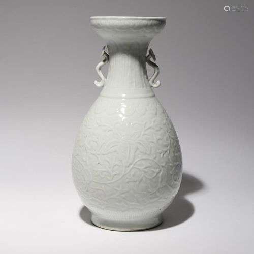 VASE CHINOIS EN FORME DE POIRE, BLANC GLAÇÉ, 18e SIÈCLE Scul...