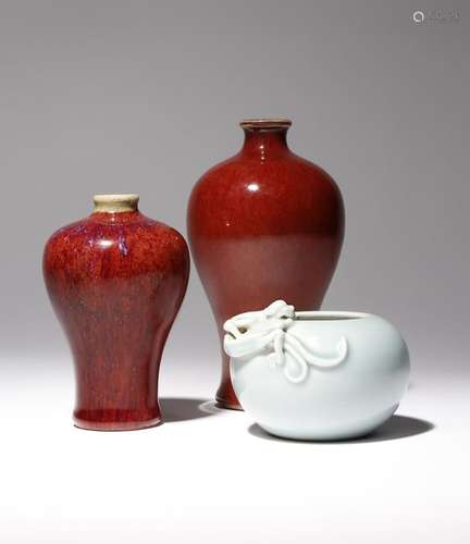 DEUX PETITS VASES CHINOIS GLAÇÉS AU FLAMBE ET UN POT À EAU C...