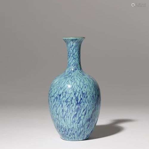 PETIT VASE CHINOIS GLAÇÉ EN OEUF DE ROBIN DYNASTIE LATE QING...