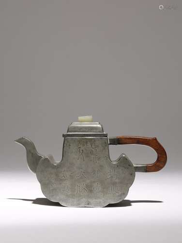 TEAPOT ET COUVERCLE EN FORME DE TÊTE DE RUYI DE YIXING INSCR...