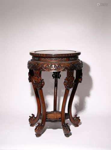 UNE TABLE EN BOIS DUR CHINOISE QIANLONG 1736-95 Le dessus ci...