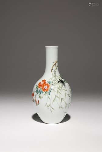 VASE DE BOUTEILLE ENAMELÉE CHINOISE 20e SIÈCLE Le corps ovoï...