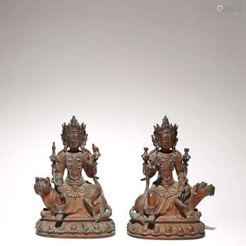 UNE PAIRE DE FIGURES DE BODHISATTVAS EN BRONZE LAQUEE CHINOI...