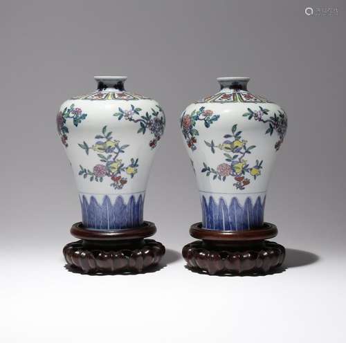 Paire de vases chinois DOUCAI 