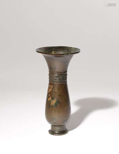 VASE EN BRONZE CHINOIS DYNASTIE MING Le corps mince en forme...