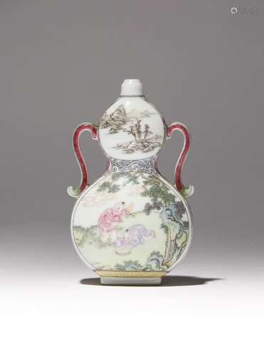 PETIT VASE CHINOIS DE FAMILLE ROSE EN FORME DE GOURD POUR GA...