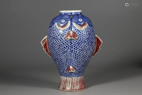 A BLUE & WHITE AND RED GLAZED 'FISH' VASE