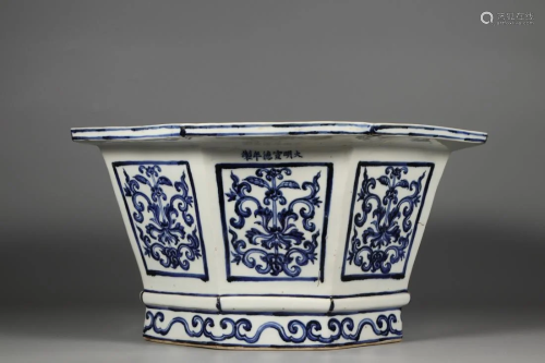 CHINESE BLUE AND WHITE FLORAL OCTAGONAL BASIN