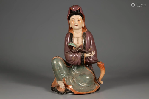 A FAMILLE ROSE PORCELAIN GUANYIN FIGURINE